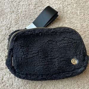 NWT lululemon Everywhere 1L Belt Bag *Fleece in Black / Gold